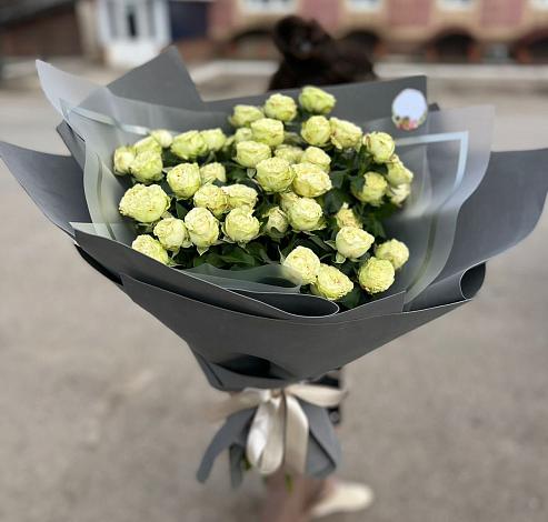 Букет Белые кустовые розы Солинеро в Порецкое