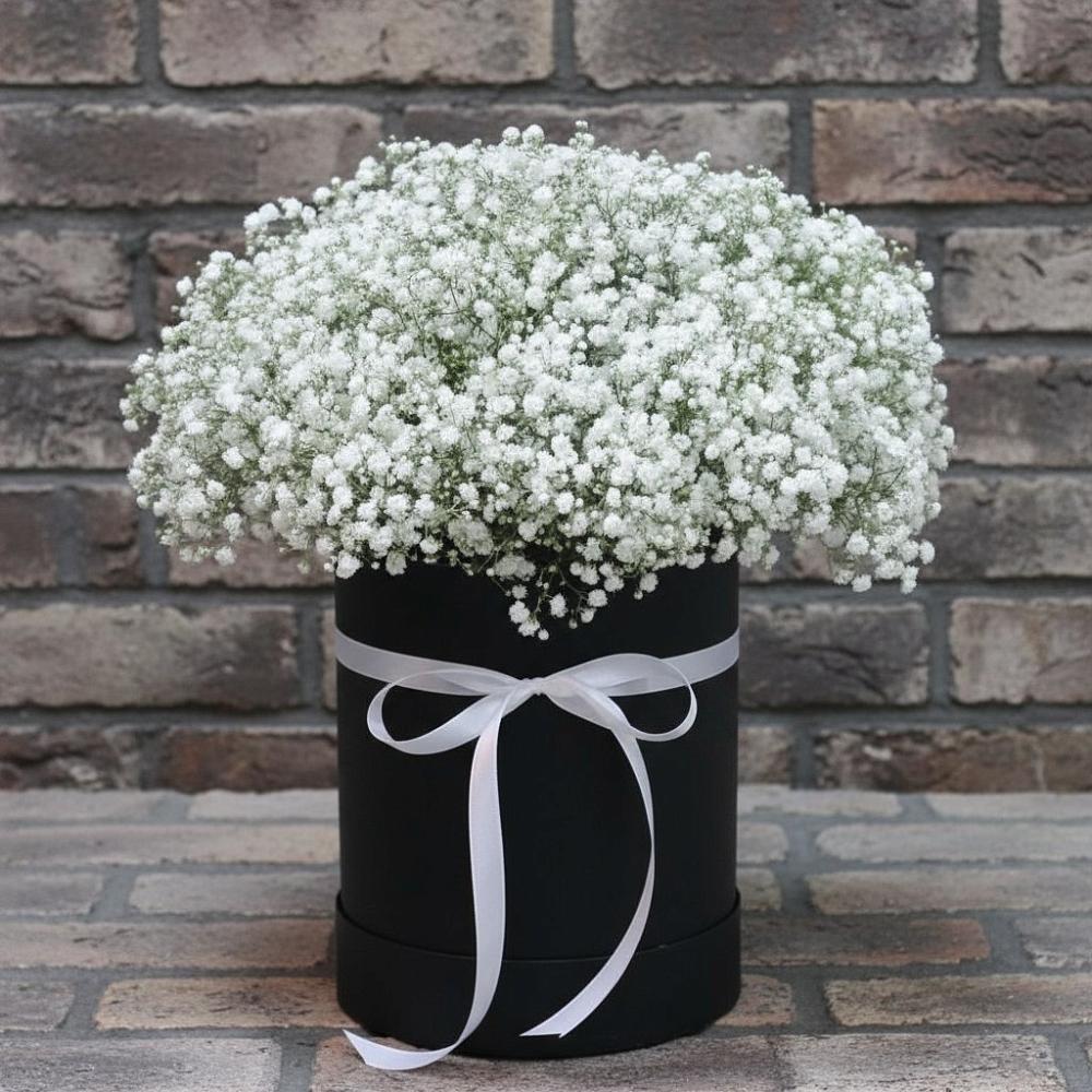 Цветочная композиция из Гипсофила в шляпной коробке в Порецкое