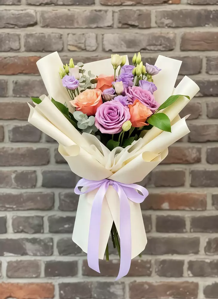 Букет цветов из: Лизиантусы и Розы в Порецкое