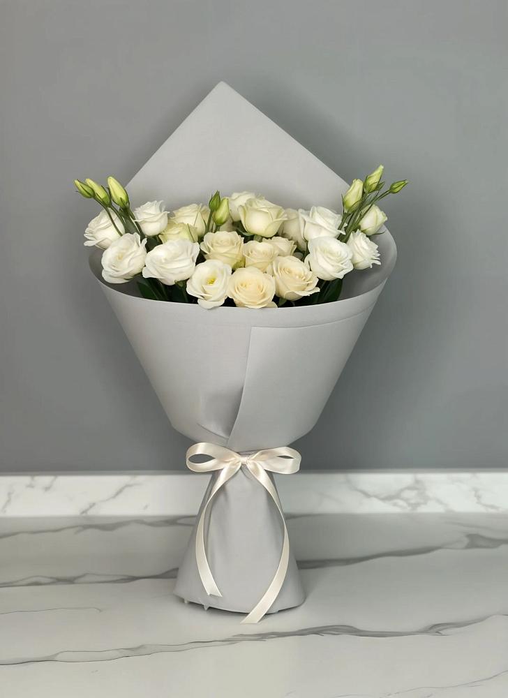 Букет цветов из: Розы и Лизиантусы в Порецкое