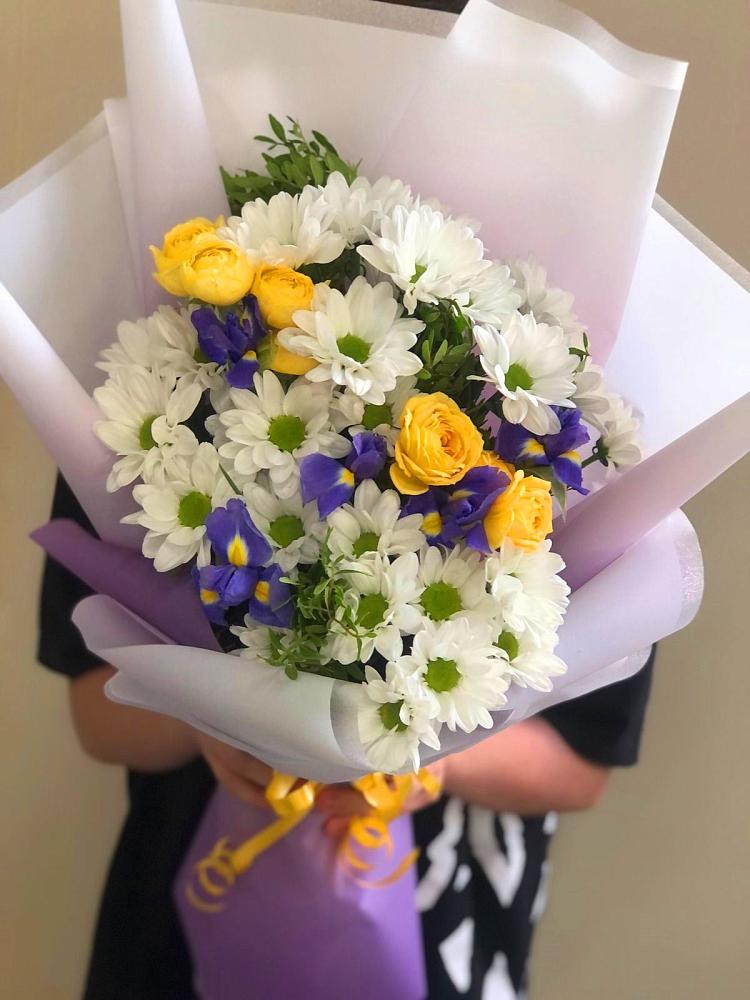 Букет цветов из: Ирисы, Хризантемы и Розы в Порецкое