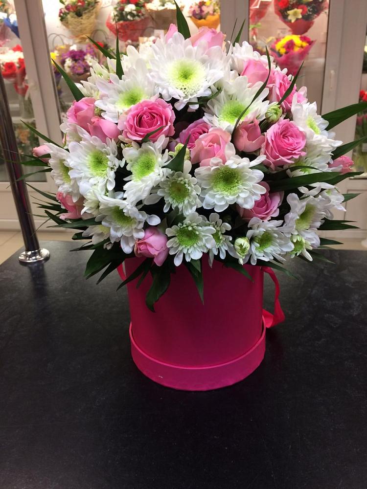 Цветочная композиция из Розы и Хризантемы в шляпной коробке в Порецкое