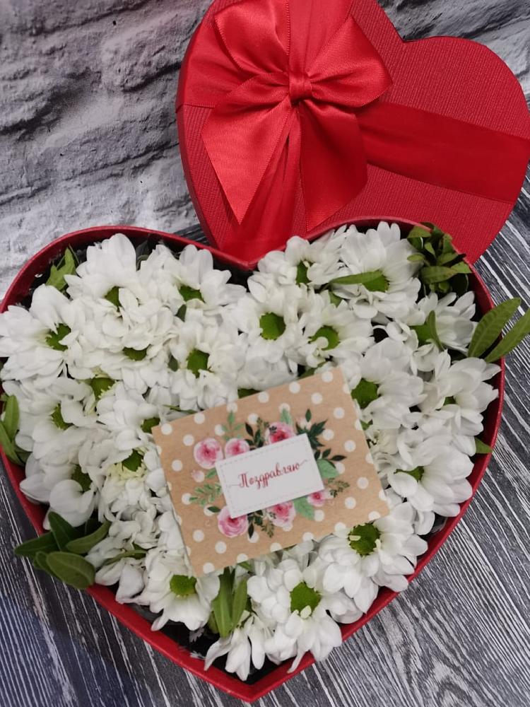 Цветочная композиция из Хризантемы в виде сердца в Порецкое