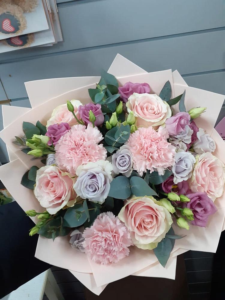 Букет цветов из: Розы, Гвоздики и Лизиантусы в Порецкое